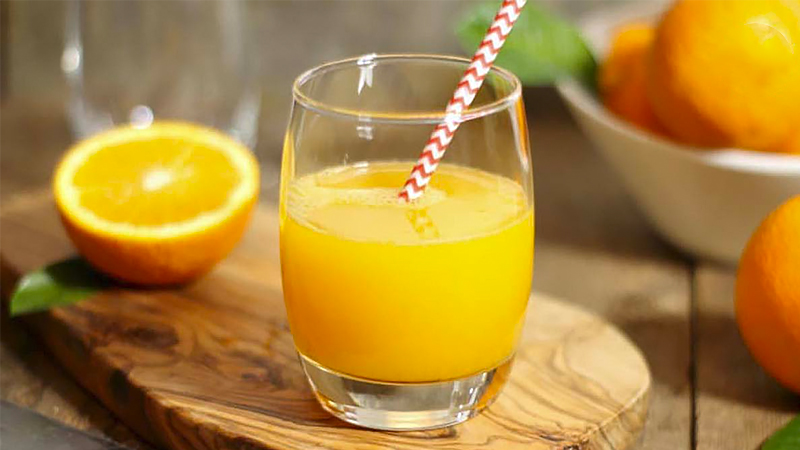 Dùng nước cam để uống thuốc hoặc uống nước cam sau khi uống thuốc sẽ làm giảm tác dụng của thuốc